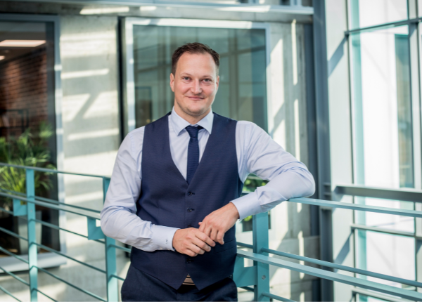 lukas-hrma-bonusova-investicni-akcie-vtahne-investora-do-pribehu