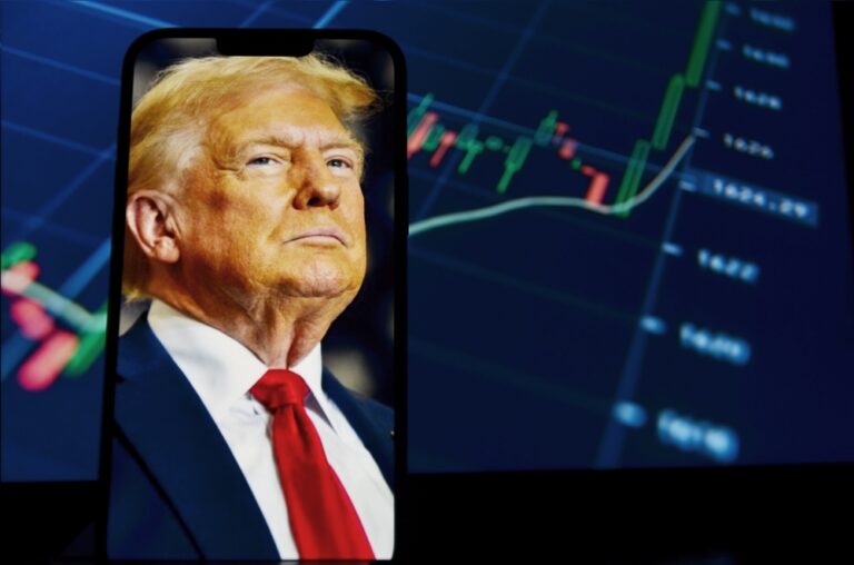 Usa,President,Donald,Trump,On,Smartphone,And,Stock,Image,In