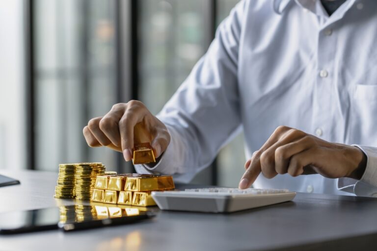 Gold,Investing,,Hand,Holding,Gold,For,Financial,Investment
