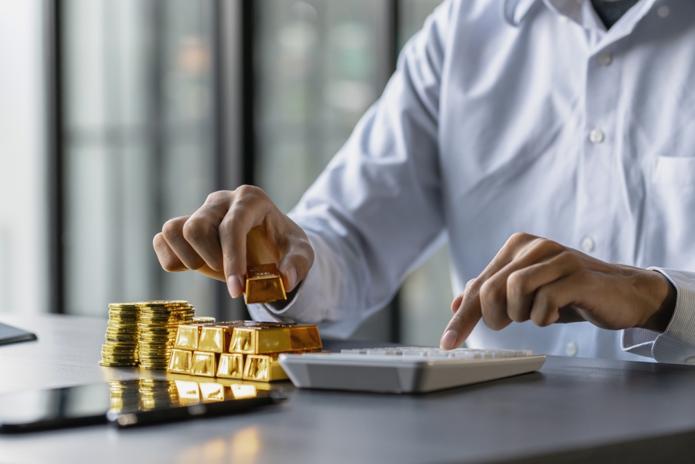 Gold,Investing,,Hand,Holding,Gold,For,Financial,Investment