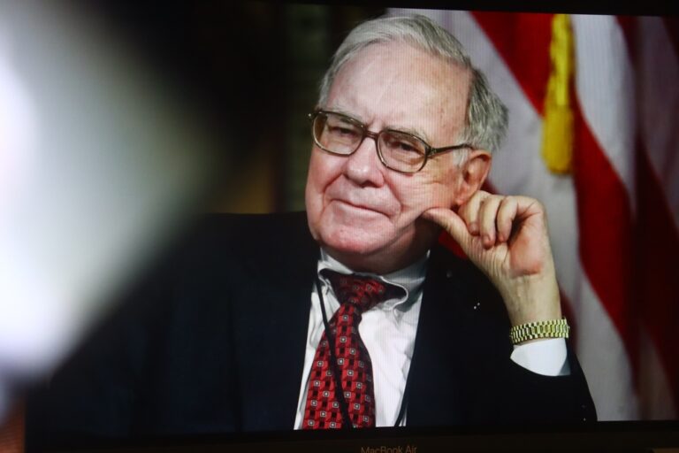 Warren,Buffett,Is,A,Billionaire,Investor,And,Philanthropist,Who,Serves