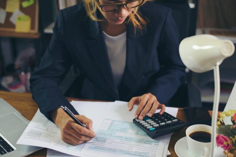 Season,To,Pay,Tax,And,Budget,Planning,Concept.,Business,Woman