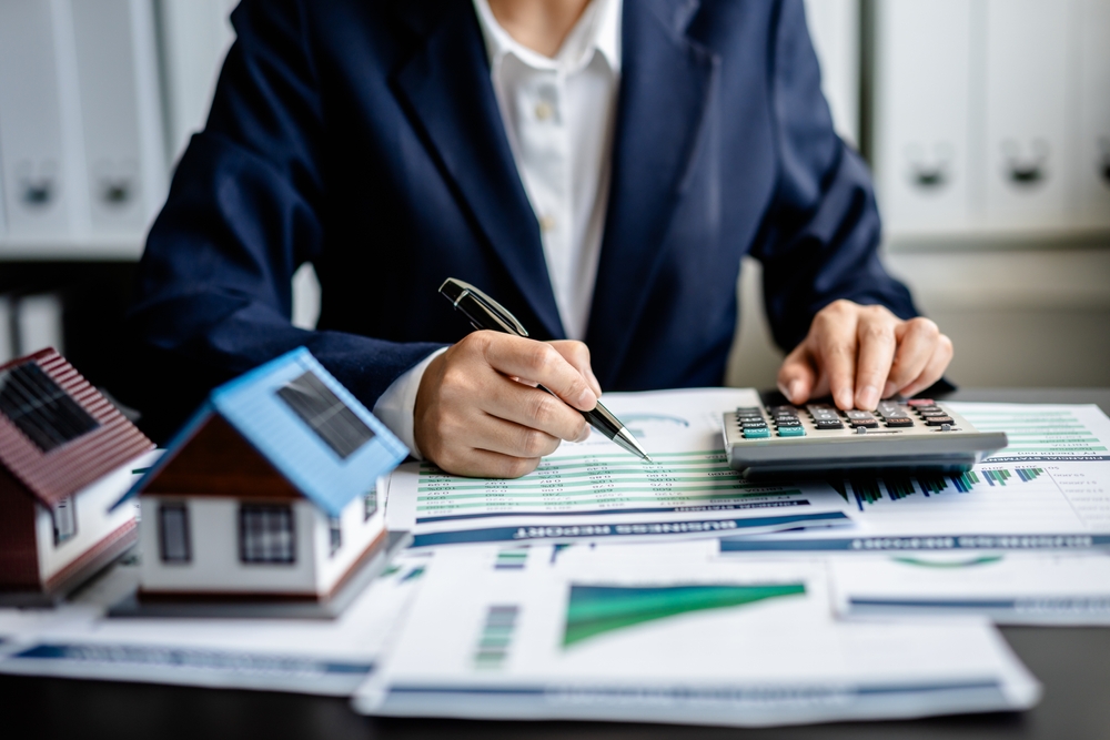 Female,Real,Estate,Broker,Presenting,And,Advised,To,Model,Home