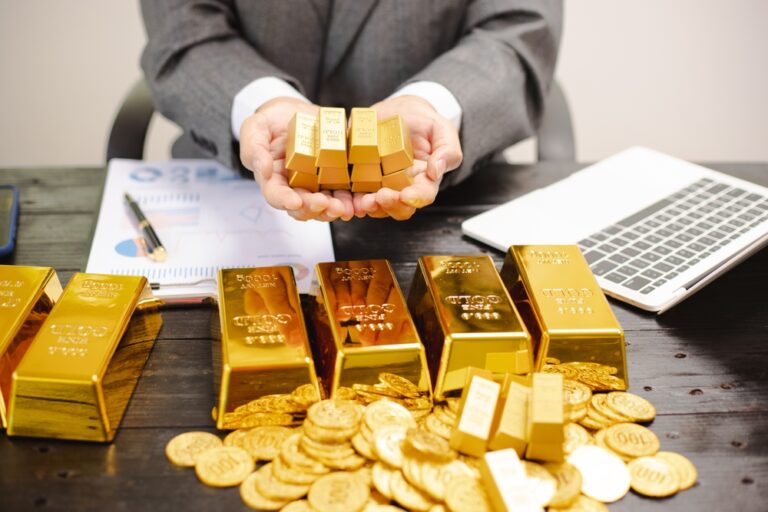 Illustration,Of,Businessman,Working,Hard,With,Gold,Bars,,Evaluating,Investments