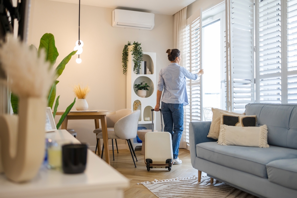 Young,Woman,With,Her,Suitcase,In,A,Rented,Apartment