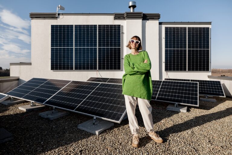 Portrait,Of,A,Happy,Woman,Stands,On,A,Rooftop,With