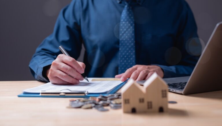 The,Estate,Agent's,Signature,On,The,Contract,Finalized,The,Mortgage