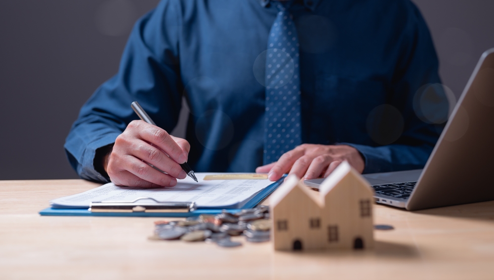 The,Estate,Agent's,Signature,On,The,Contract,Finalized,The,Mortgage