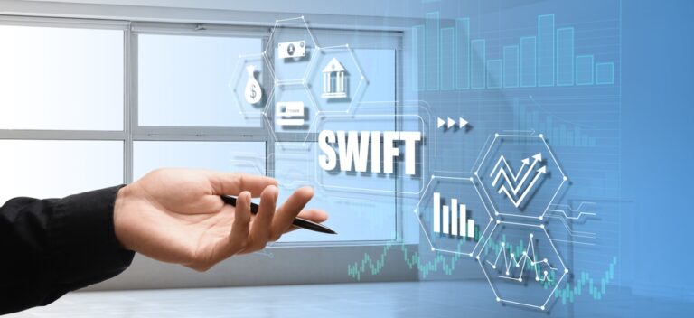 Businessman,Using,Virtual,Screen,With,Word,Swift,In,Office