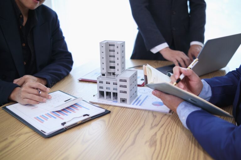 Group,Of,Businessmen,And,Investors,Discuss,Investing,In,Real,Estate