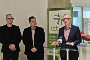 cesko-nesmi-zaspat-v-ai-spojeni-ict-unie-s-caui-ma-urychlit-nasazeni-umele-inteligence-ve-firmach-i-uradech