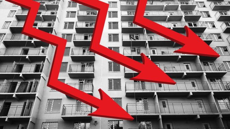 Three,Red,Down,Arrow,Sign,On,Background,Of,New,Residential