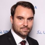 cap-insurance-talk-u-mikrofonu-vladimir-john