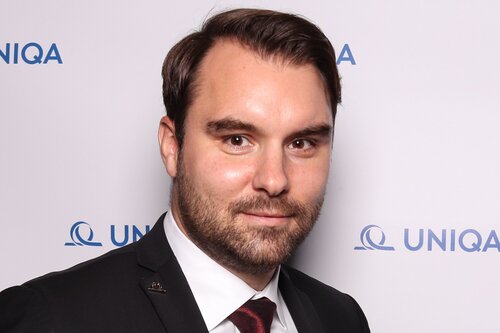 cap-insurance-talk-u-mikrofonu-vladimir-john