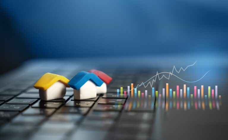 Houses,And,Hologram,Graphics.,Real,Estate,Market.,Investments,And,Trends.