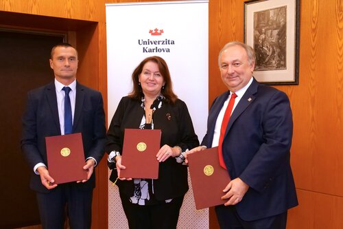 univerzita-karlova-podepsala-memorandum-se-slavia-pojistovnou