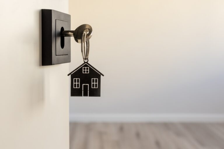 A,Key,In,A,Modern,Door,Lock,With,A,House-shaped