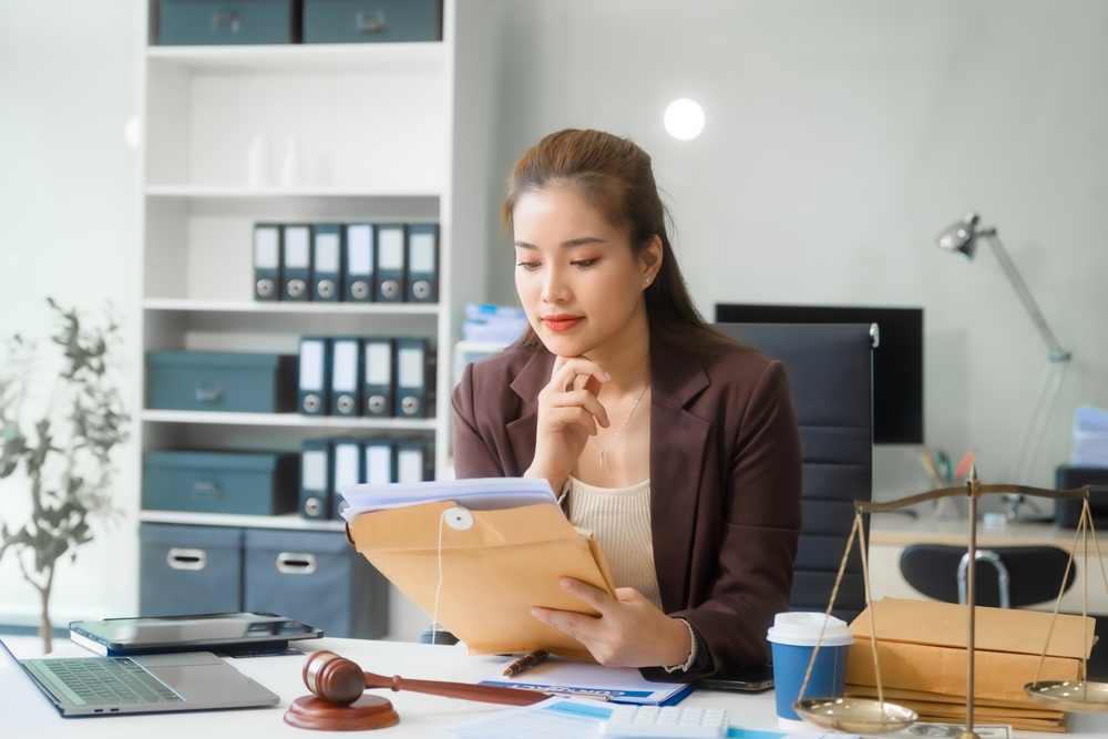 Attractive,Asian,Businesswoman,In,Formal,Business,Attire,Is,Working,At