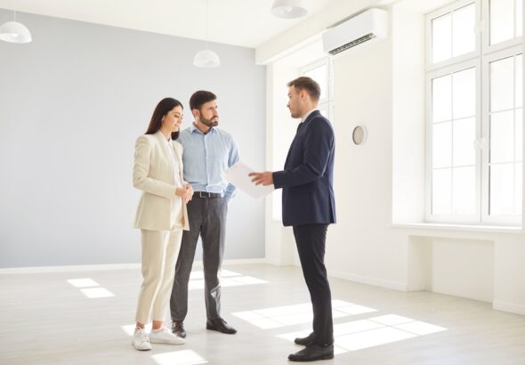 Real,Estate,Agent,Or,Realtor,Guides,A,Clients,Couple,Through