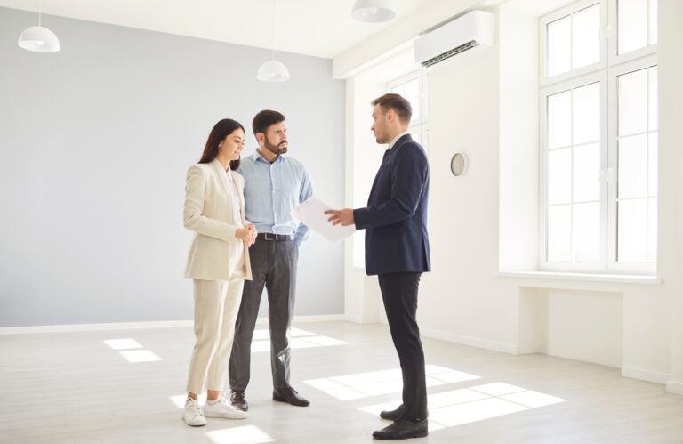 Real,Estate,Agent,Or,Realtor,Guides,A,Clients,Couple,Through