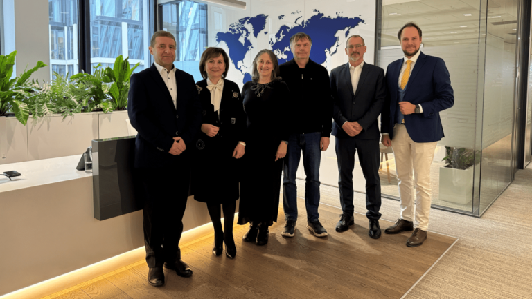 finvox-hlasi-akvizici-kupuje-akcie-quatro-finance