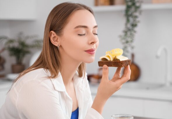 Beautiful,Young,Happy,Woman,Holding,Tasty,Toast,With,Fresh,Butter