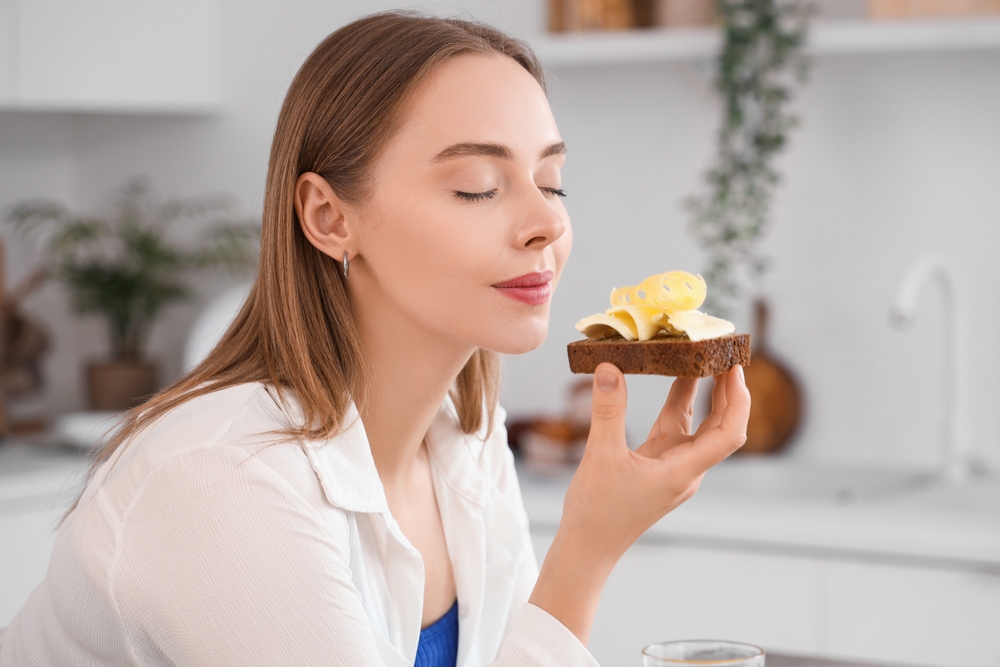 Beautiful,Young,Happy,Woman,Holding,Tasty,Toast,With,Fresh,Butter
