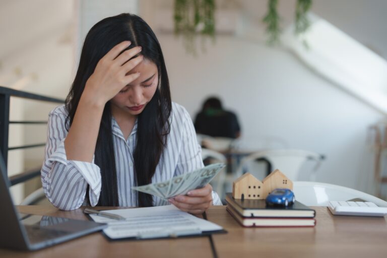 Young,Asian,Businesswoman,Is,Stressed,And,Having,Financial,Problems,While