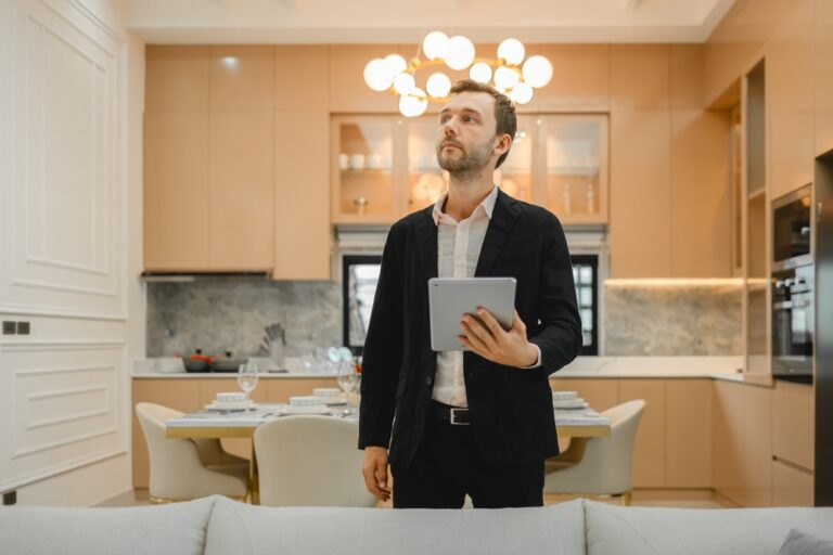 Man,Buyer,Examination,Home,Structure,Systems,And,Components,Qualified,Interior