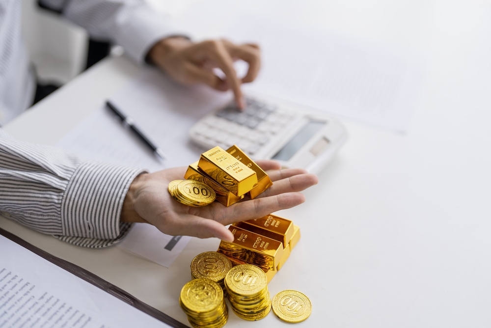 Gold,Bar,Trading,Business,People,Hand,Offering,Gold,Investment,In