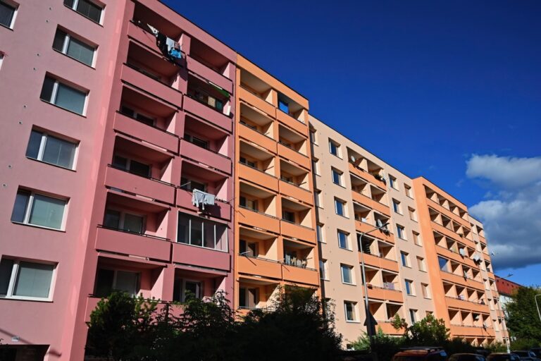 Facade,Of,A,Modern,Apartment,Building,With,Windows,And,Balconies.