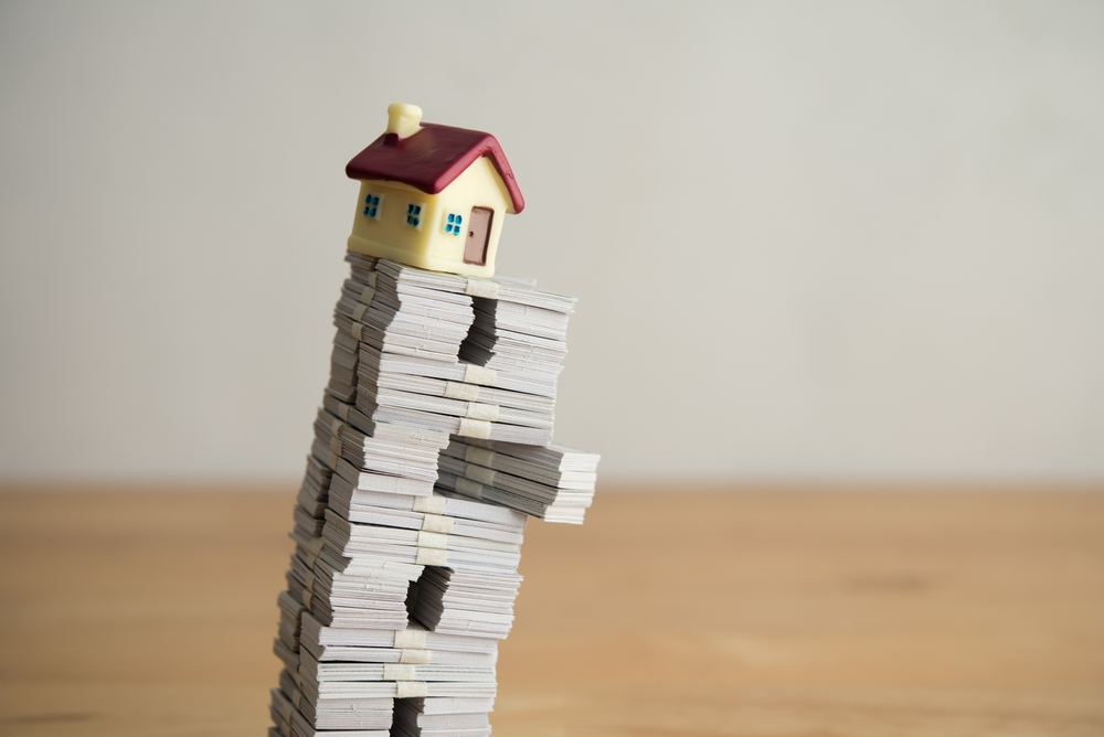 Model,House,On,Us,Dollar,Banknotes,With,White,Wall,Background