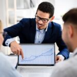 Young,Couple,Is,Meeting,With,A,Financial,Planner,To,Discuss