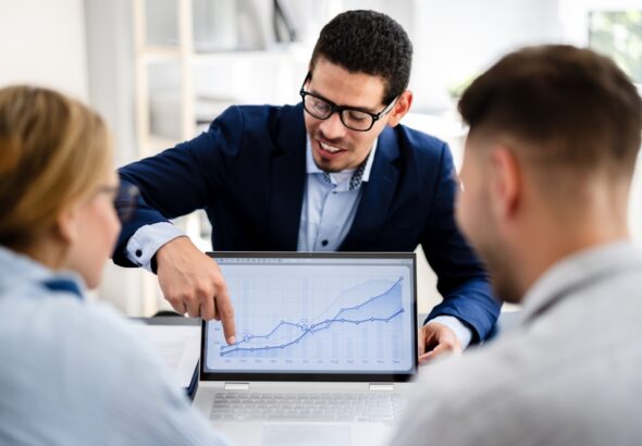 Young,Couple,Is,Meeting,With,A,Financial,Planner,To,Discuss