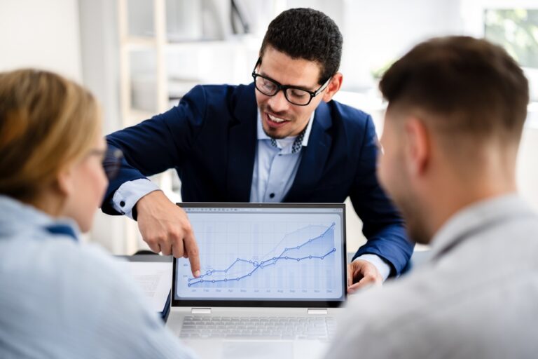 Young,Couple,Is,Meeting,With,A,Financial,Planner,To,Discuss