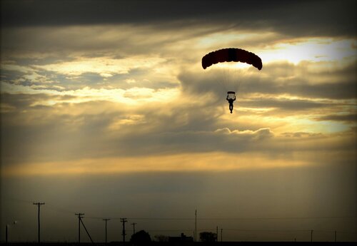 video-letoun-poskodil-paraglidistce-padak-zazracne-prezila