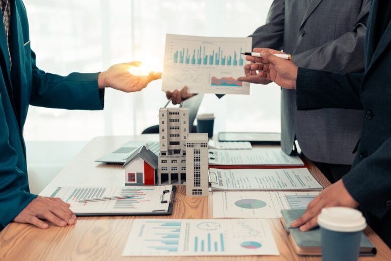 Real,Estate,Entrepreneurs,Meeting,To,Sell,A,House,,Discussing,Real