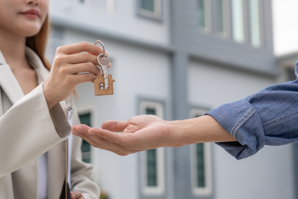 Lease,,Rental,And,Selling,Home.,Real,Estate,Agent,Manager,Smile