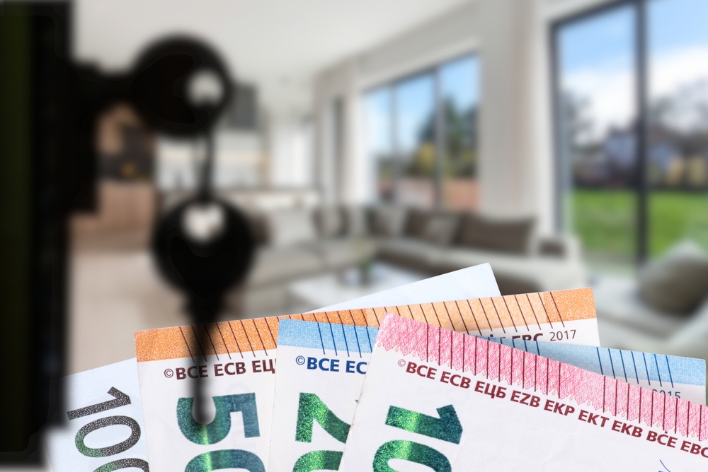 A,Key,To,A,Modern,Apartment,And,Euro,Banknotes