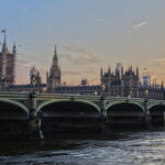jaka-je-role-provozovatelu-anuitniho-pojisteni-v-uk-v-oblasti-investic