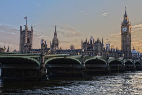 jaka-je-role-provozovatelu-anuitniho-pojisteni-v-uk-v-oblasti-investic