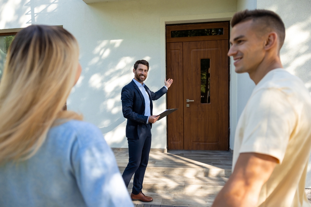 Male,Real,Estate,Agent,Presenting,A,New,House,To,The