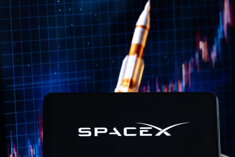 Spacex,Logo,Displayed,On,A,Smartphone,Screen,Against,A,Background