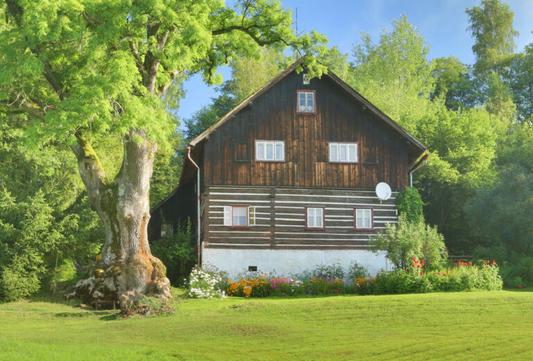 Traditional,Wooden,Cottage,In,Czech,Republic