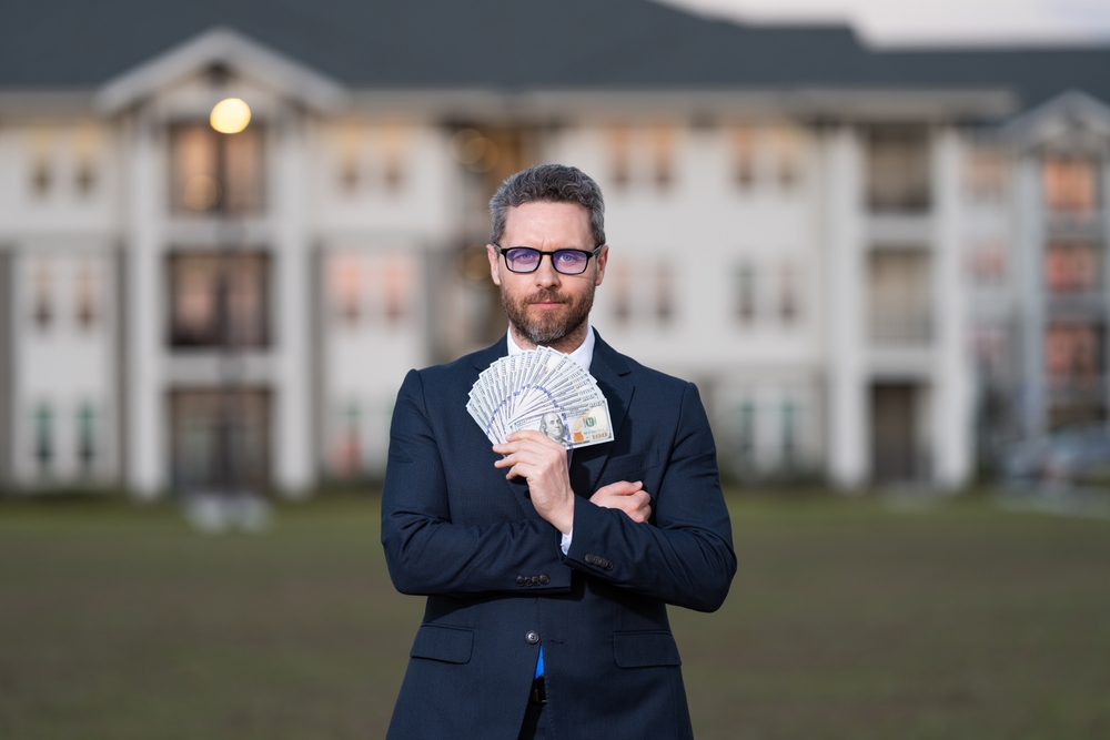 Successful,Realtor,In,Suit,With,Money,Dollar.,House,Owner,Hold