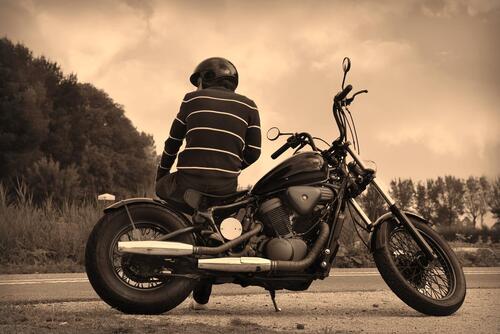drz-stopu-temer-40-motorkaru-zemre-pri-nehodach-v-zatackach