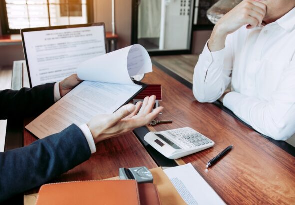 Business,People,Home,Sales,Broker,Is,Using,A,Pen,Pointing