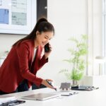 Confident,Asian,Business,Lady,,Broker,Real,Estate,Agent,Or,Manager,
