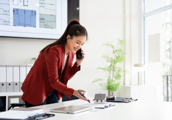Confident,Asian,Business,Lady,,Broker,Real,Estate,Agent,Or,Manager,