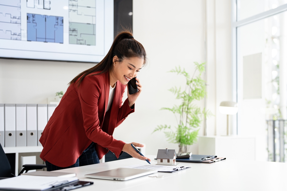 Confident,Asian,Business,Lady,,Broker,Real,Estate,Agent,Or,Manager,